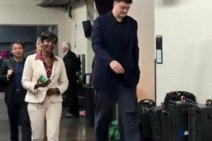 姚明抵达火箭球馆，观看主场揭幕战和杜兰特主场首秀