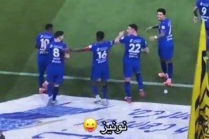 好惨！看台球迷扔水瓶精准集中努涅斯的脸，米林还好接住了