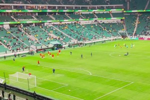 怒其不争！实拍：国安本场上座率惨淡