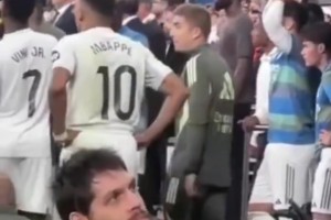 不管了！姆巴佩刚开始还拉住维尼修斯，过会儿直接加入战斗