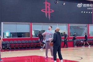 火箭需要你！申京练罚球，芬尼-史密斯在场边做恢复脚踝训练