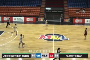 教练疑似拿战术板袭击女裁判，这是有意还是无意的啊？