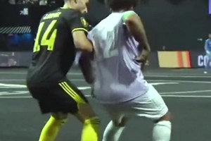 太秀了！马塞洛在国王联赛背身穿裆过人