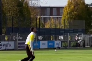 队危速归！一起欣赏赫拉芬贝赫的凌空传球！绝对的大师级！