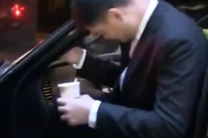 姚明最烦恼的事情就是坐车了吧