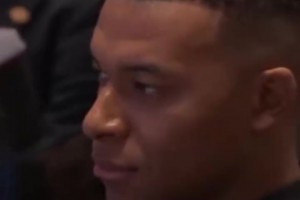 憋笑男孩！姆巴佩上演极致表情管理！被自己帅到了！