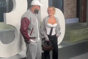 德隆-威廉姆斯与妻子合影，嫂子这身材真的不错呀！