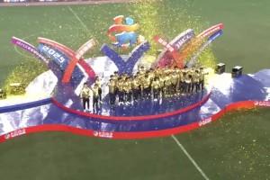 捧杯时刻！泰州队全体成员举起苏超金杯庆祝夺冠