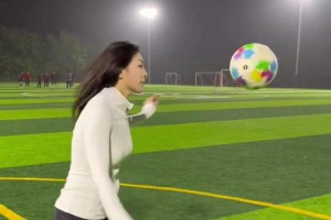 小姐姐胸部停球很帅，练得太猛这都给整伤了