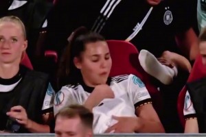 转头迎惊喜！德国女足球员放松腿部，结果把脚放到了队友旁边！