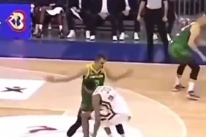 文班亚马劈叉那一刻真的惊呆了，这可是和姚明一样高的人啊