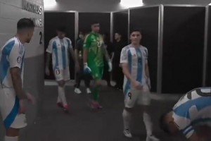 不怒自威！阿根廷全员列队等待梅西出场！压倒性的气势！