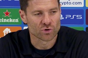 比红牌更悲伤的是人性！世界杯名场面：卡卡笑着笑着就哭了~