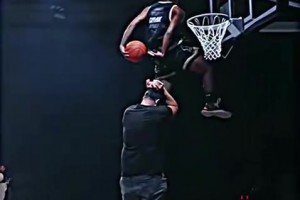 让扣篮大赛有观赏性的好方法？这几个扣将用矮框秀各种逆天动作！