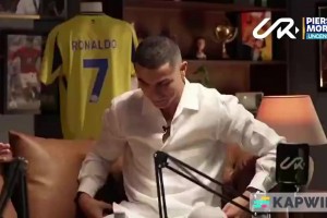 摩根锤了锤C罗的腹肌：...嗯，就像在敲花岗岩