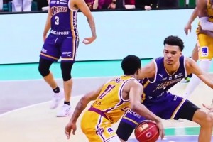 身高差距过于悬殊！没想到文班亚马也有这么被军训的时候