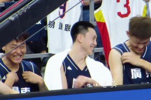 欢乐替补席，笑得七仰八叉的~