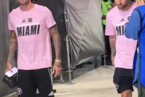 保镖德保罗带着梅西入场啦，梅西还向旁边的球迷点头示意~