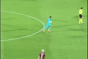 内马尔回防去拿球，结果……队友居然把球直接踢向前了！