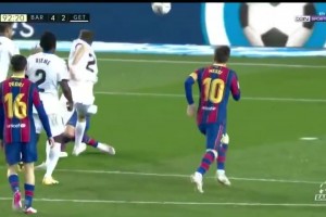 经典时刻！梅西放弃戴帽让点给格里兹曼！格子随后又抱了一下梅西