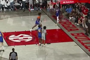 卧槽卧槽！NCAA赛场惊现空接大风车扣篮！太炸裂了！