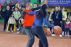 零下二度！渥太华竞技在大雪地里踢出了一记匪夷所思倒钩射门！