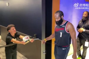 登哥累了！砍下35+大三双依然输球，赛后一脸疲惫走入球员通道