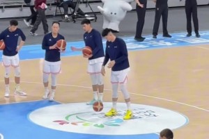 四川爆大冷出局！周琦赛前轻松调戏工作人员，没想到后者直接走了