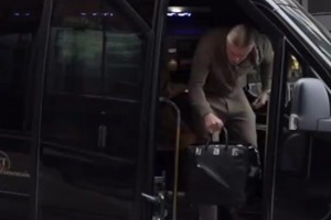 要进世界杯了？哈兰德鲍勃等球员此前抵达挪威队的视频！