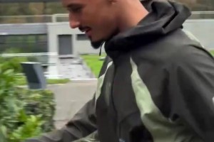 不愧是时尚之都！法国此前的抵达视频！谁的穿搭最有型？