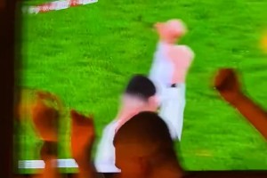 爱尔兰酒吧内球迷对C罗红牌的反应