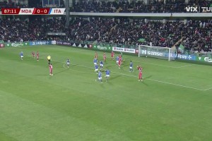 意大利围攻第88分钟打破僵局！迪马尔科助攻曼奇尼俯冲头球破门！