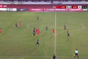 拜合拉木停球失误后一脚扫倒韩国球员