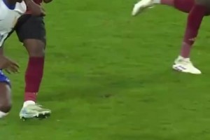 两个技术流的交锋！登贝莱穿裆过掉多库，多库甚至笑了！