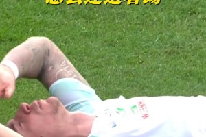 球场“霸凌”真可怕！5秒钟内遭遇同一对手3连击