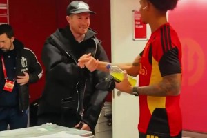 国足主帅邵佳一和凯均在现场目睹汪士钦直红，国足全场仅1脚射门