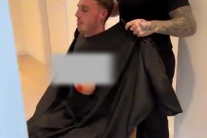 太闷骚啦！理发师给帕尔默戴上了义乳，帕尔默还自己捏了捏