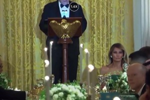 王大雷守了一辈子的门，没想到被门夹了~！还被闪光灯怼着脸！