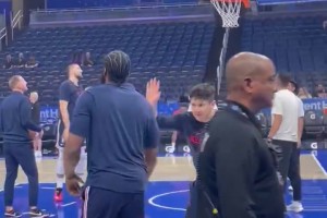 轻松招牌撤步！球迷实拍登哥赛前热身！