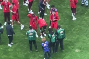 太皮了！蒋光泰趁队友队友庆祝把对方裤子扒了