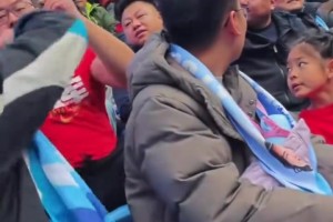 胆子真大！实拍海港球迷在大连英博主队区险些被揍