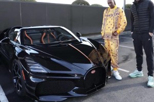 东契奇和狗爷在自己座驾布加迪前合影，这车得花东子多少钱啊？