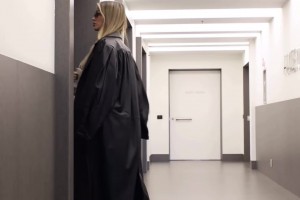 卡利乌斯老婆化身卖报小女郎，一身红色小礼服着实好看~