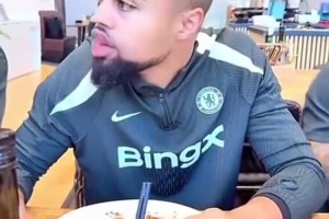 这什么特效！？帕尔默被拍到走路正常在切尔西的食堂！