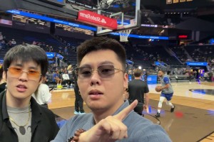 出息了！今年超火揽佬晒自拍(背景库里热身)：感谢勇士邀请观赛