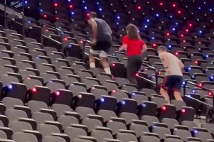 这天赋不打球可惜了！魔术师儿子EJ酱上月现身巴黎时装秀