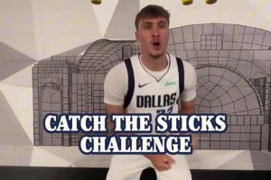 看点开心的吧！独行侠球员此前的反应力挑战！一本正经的克莱~