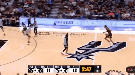 文班亚马马刺训练赛一条龙暴扣，神似奥尼尔