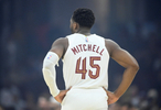 手凉！米切尔半场9投仅2中拿到8分3助三分5中0