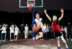 控运技巧天花板！女球手打单挑秀NBA球员招牌技360上篮惊呆众人